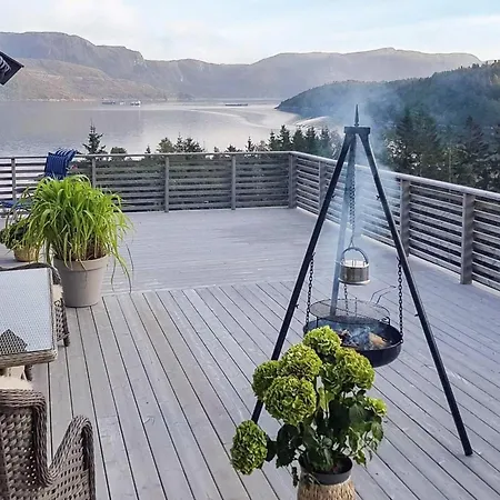 Semesterbostad 4 Star In Naustbukta