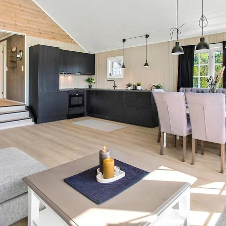 Semesterbostad 4 Star In Naustbukta