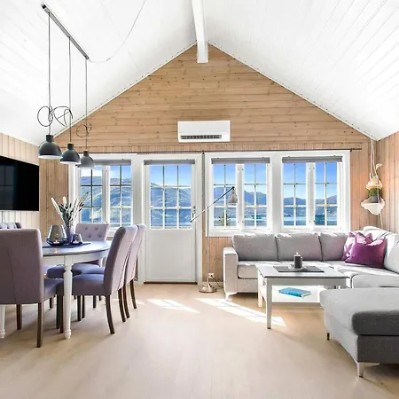 4 Star In Naustbukta